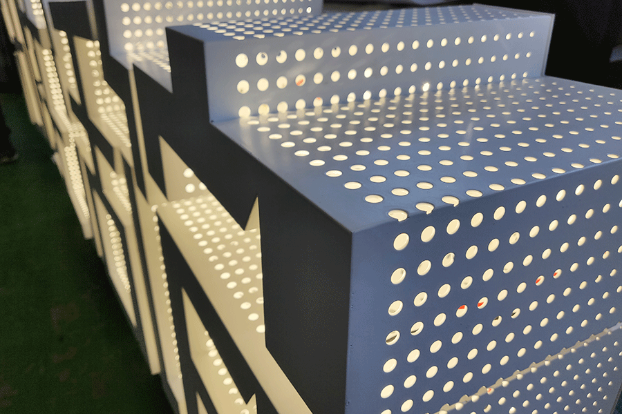 LED穿孔字有什么优点？