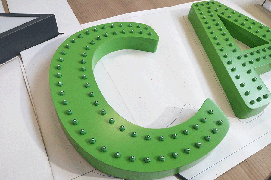 led穿孔字制作过程中要注意哪些细节？