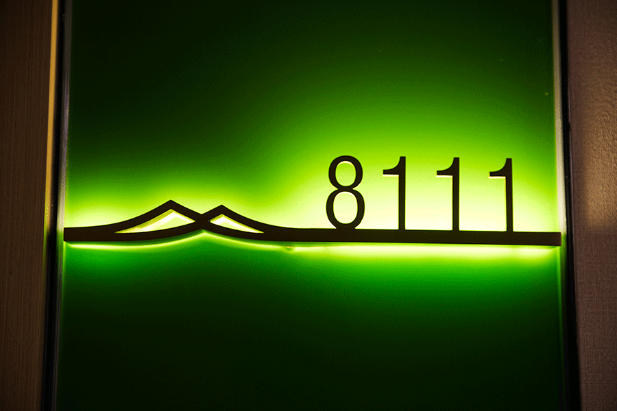 设计制作亚克力门牌指示标识有哪些优势？