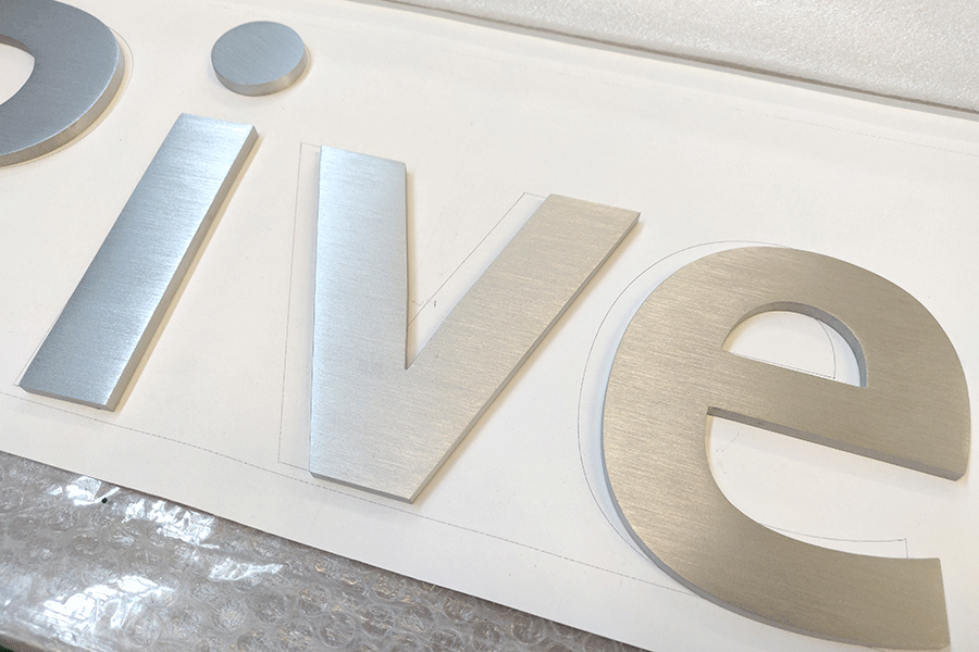 制作LED铝边无边字有什么主要优点？