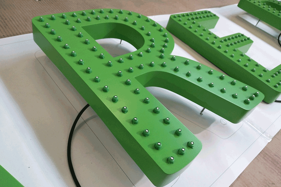 设计制作冲孔字发光标识有哪些主要优势？